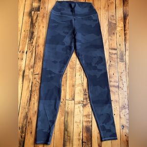 NWOT Alo Yoga black & charcoal camouflage leggings in size small